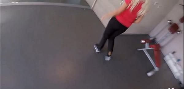 Junge Studentin aus Berlin bei McFit abgeschleppt und direkt gefickt Deutsch - German Teen